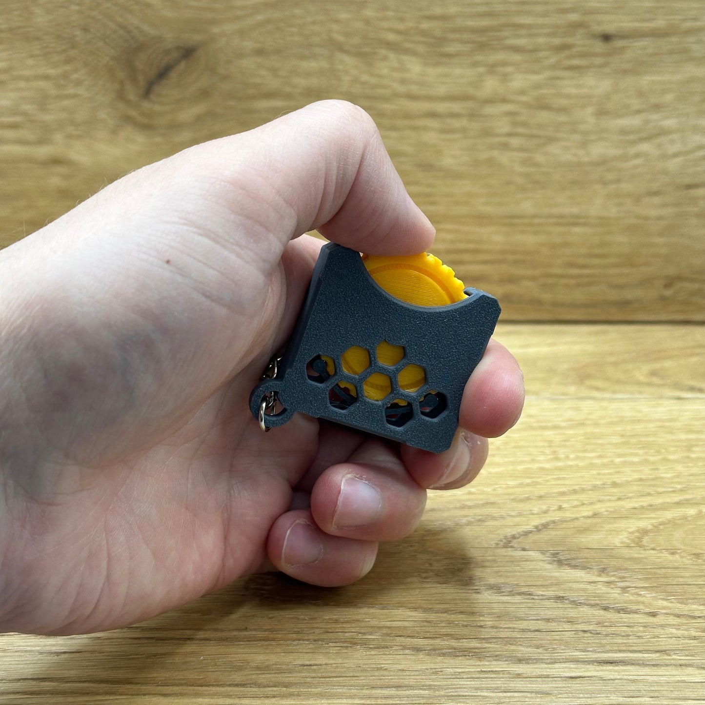 Stressspielzeug "Fidget Wheel" - Schlüsselanhänger mit Drehrad zum Stress reduzieren und rumspielen- Grau/Orange