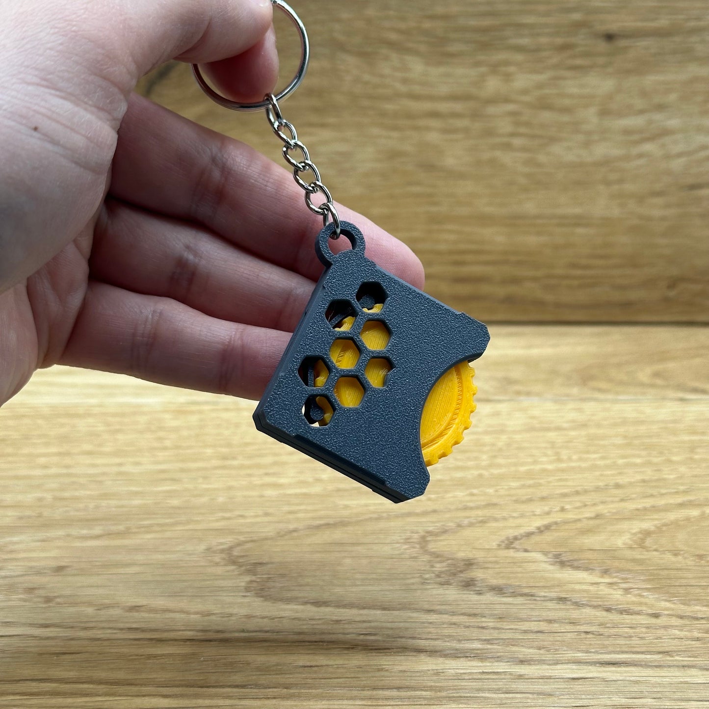 Stressspielzeug "Fidget Wheel" - Schlüsselanhänger mit Drehrad zum Stress reduzieren und rumspielen- Grau/Orange