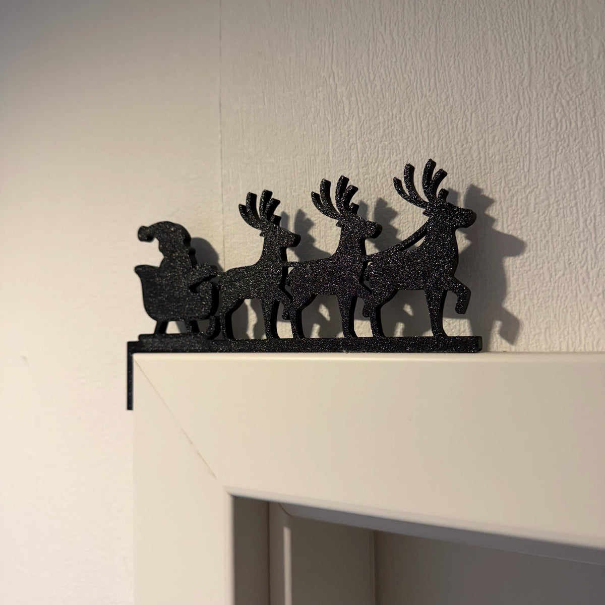 Weihnachtsdeko Schlitten mit Rentieren | Kantenhocker für Türrahmen, Schränke, etc.