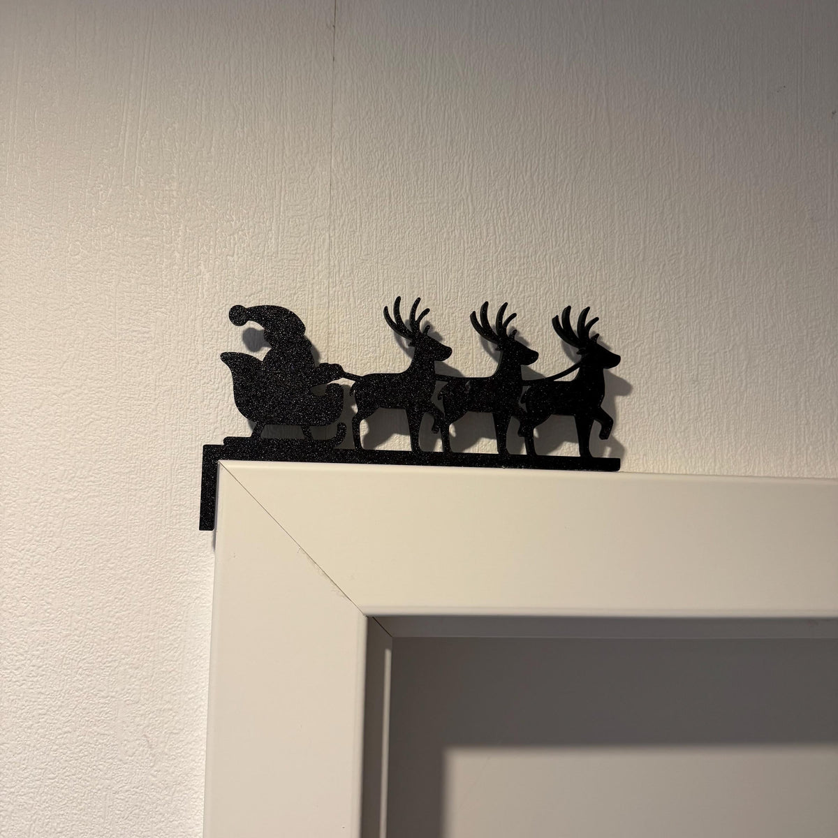 Weihnachtsdeko Schlitten mit Rentieren | Kantenhocker für Türrahmen, Schränke, etc.