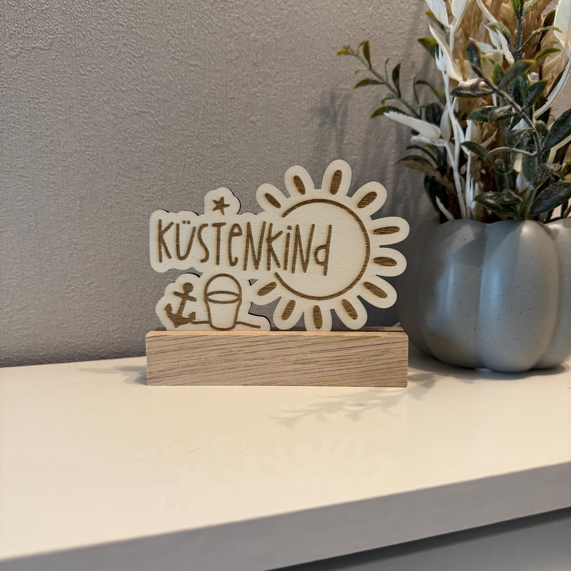Nordischer Holzaufsteller "Küstenkind" | Maritime Deko aus Holz | Handgemachte Deko für Wohnzimmer, Küche & Bad | Tolle Geschenkidee