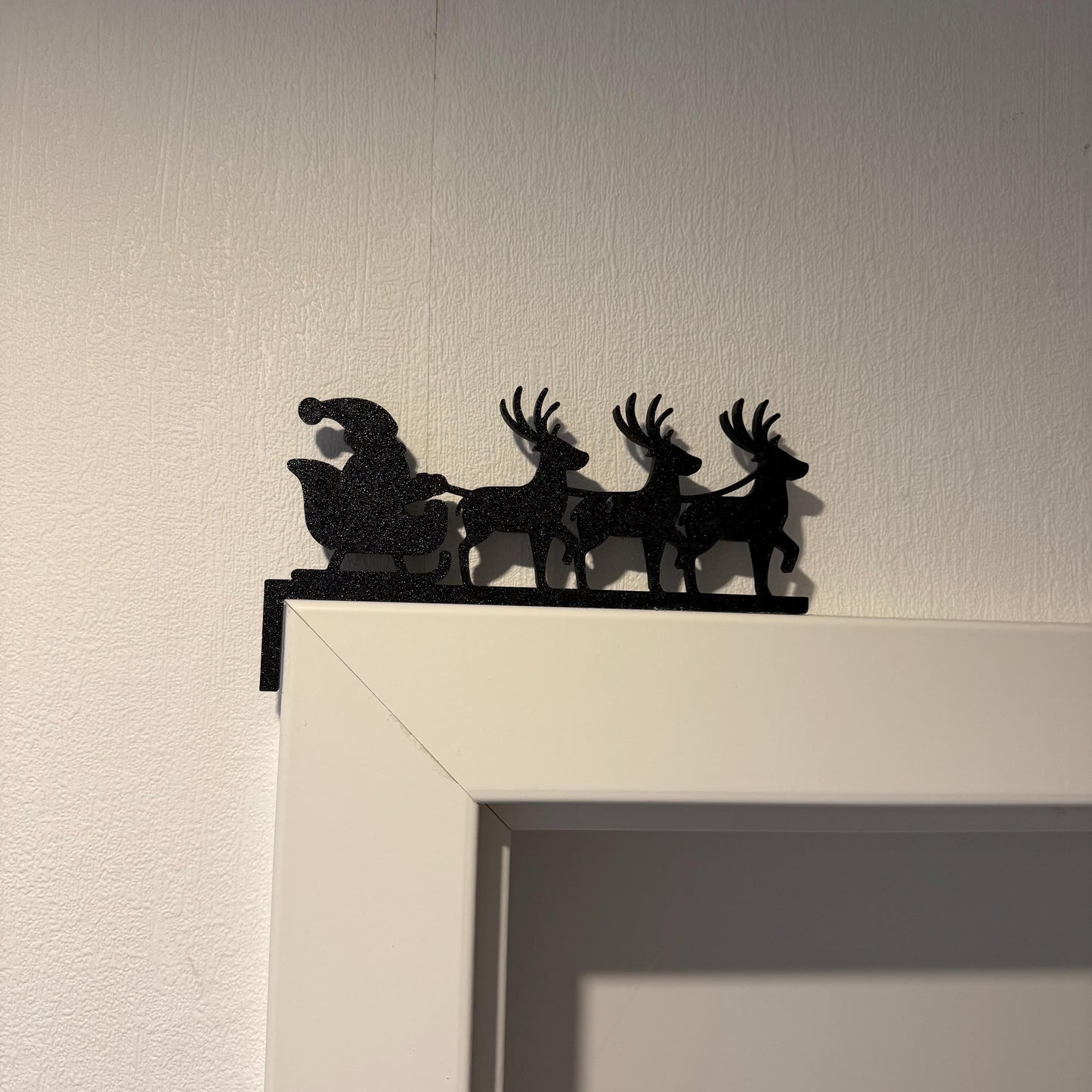 Weihnachtsdeko Schlitten mit Rentieren | Kantenhocker für Türrahmen, Schränke, etc.